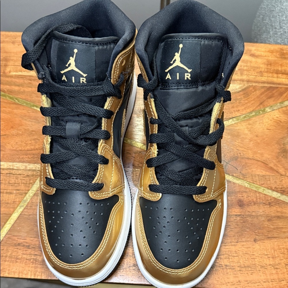 Air Jordan 1 womens 7 / 5.5 youth - Picture 2 of 4